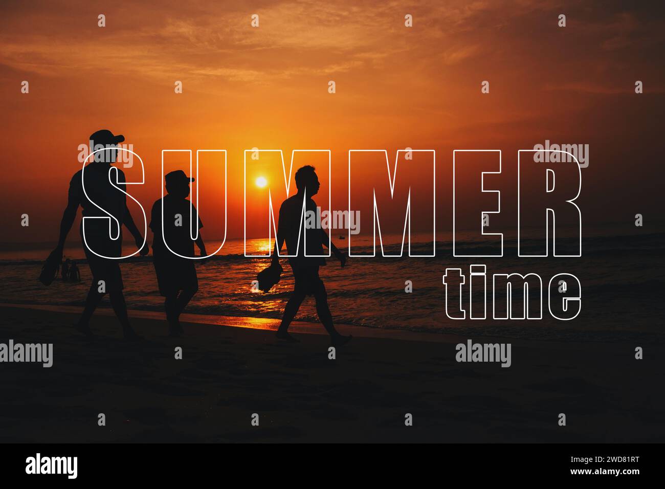 Carte de voeux avec l'heure d'inscription de l'été. Silhouettes de trois hommes marchant le long de la plage au bord de la mer contre un coucher de soleil orange Banque D'Images