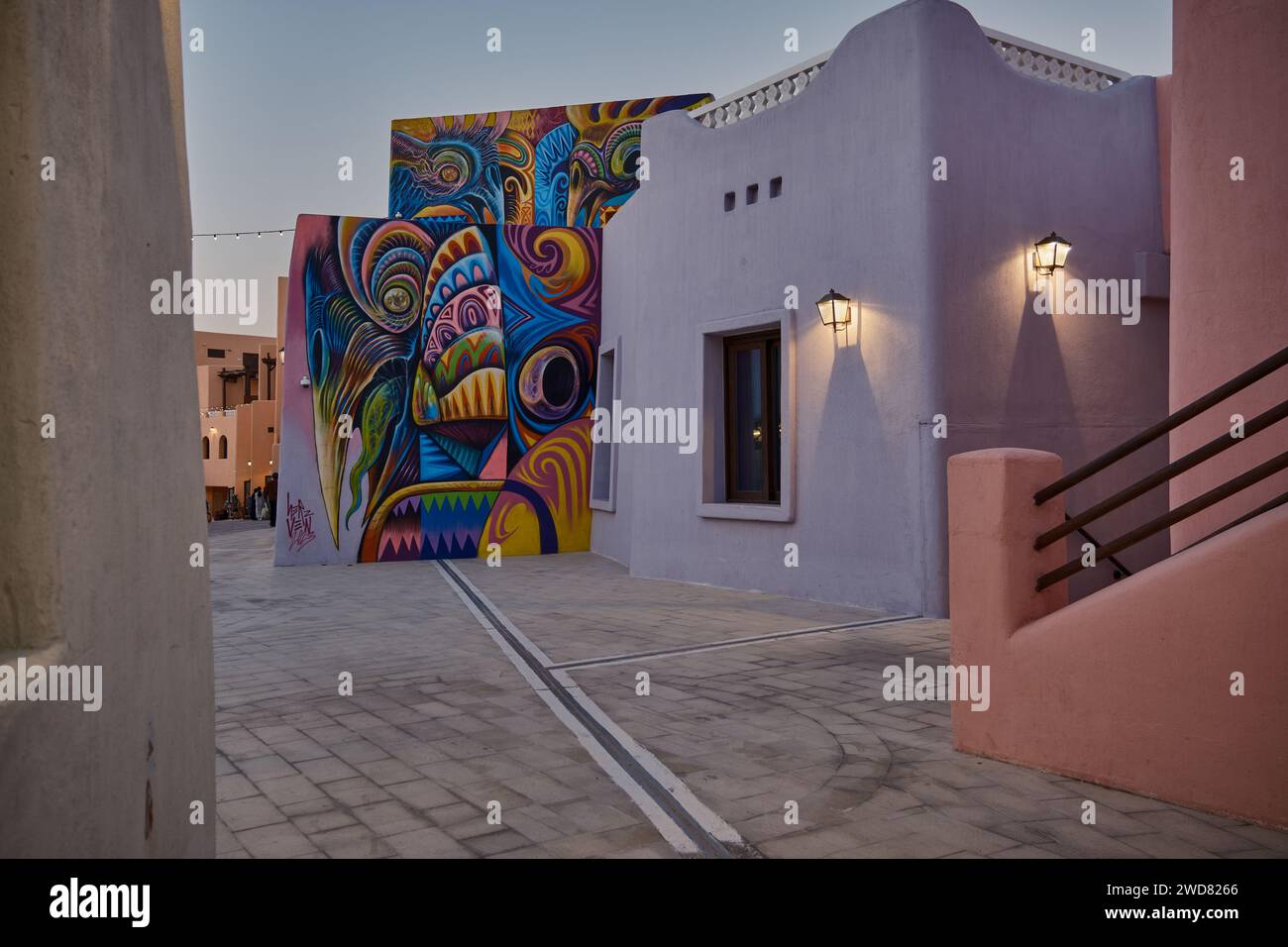 Vieux port de Doha (district de Mina) après-midi photographié pendant la célébration de la fête nationale du Qatar et le festival d'hiver montrant de l'art de rue (graffiti) avec des locaux A. Banque D'Images