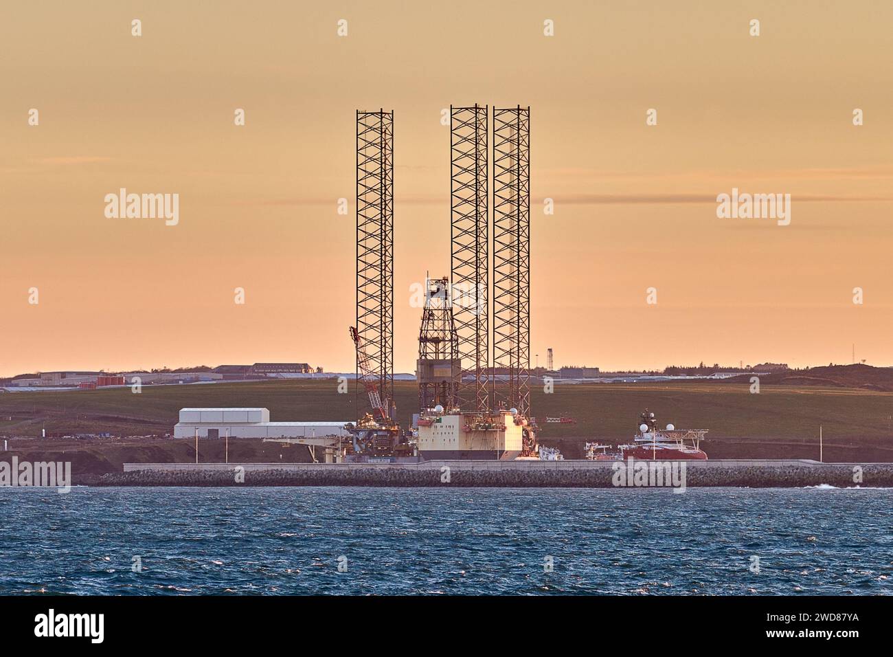 Vue panoramique de la plate-forme de forage au port pendant le coucher du soleil. Banque D'Images