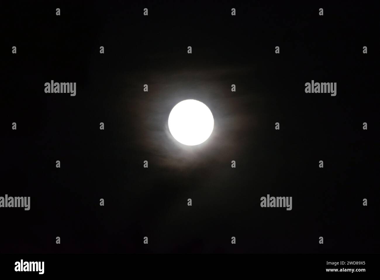 Pleine lune dans le ciel nocturne, phase lunaire où la Lune apparaît entièrement illuminée du point de vue de la Terre, photo en noir et blanc. Banque D'Images