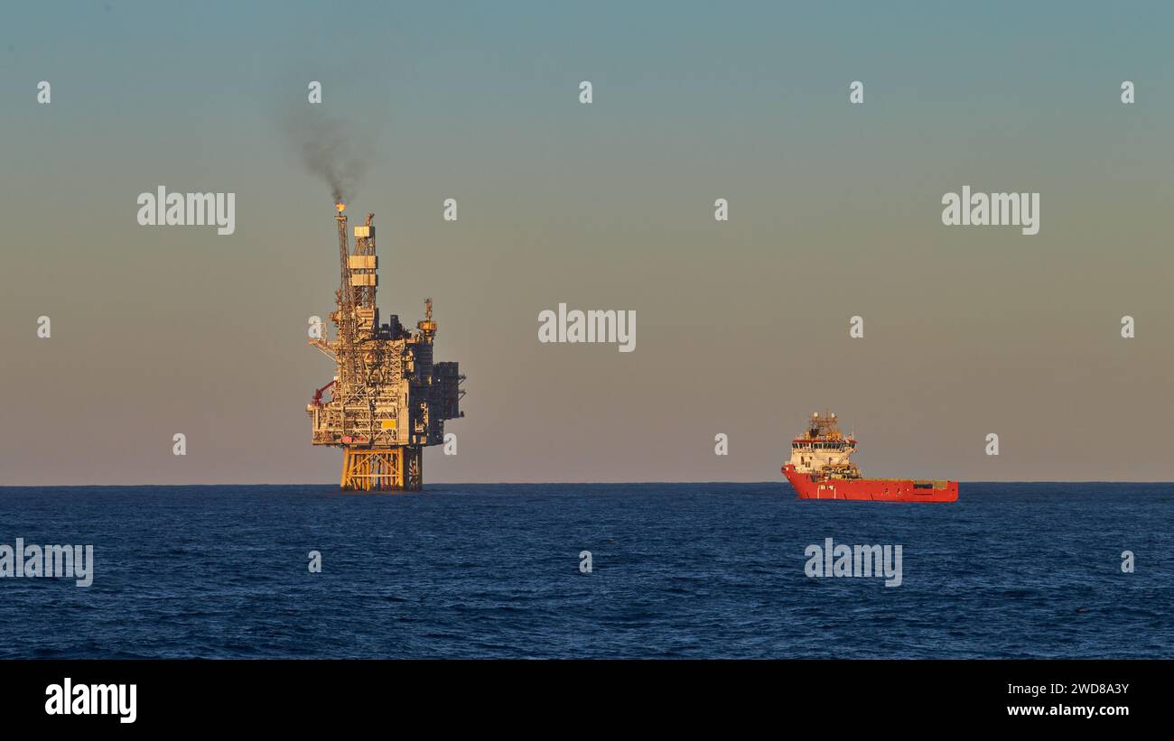 Vue de la plate-forme de forage au cric dans la mer avec le navire ravitailleur en avant-sol. Production de pétrole et de gaz en mer. Banque D'Images