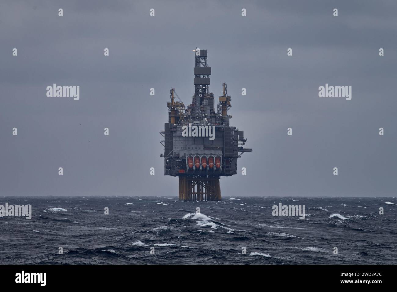 Photo d'une plate-forme de forage pétrolier et gazier offshore dans la mer agitée par temps orageux. Banque D'Images