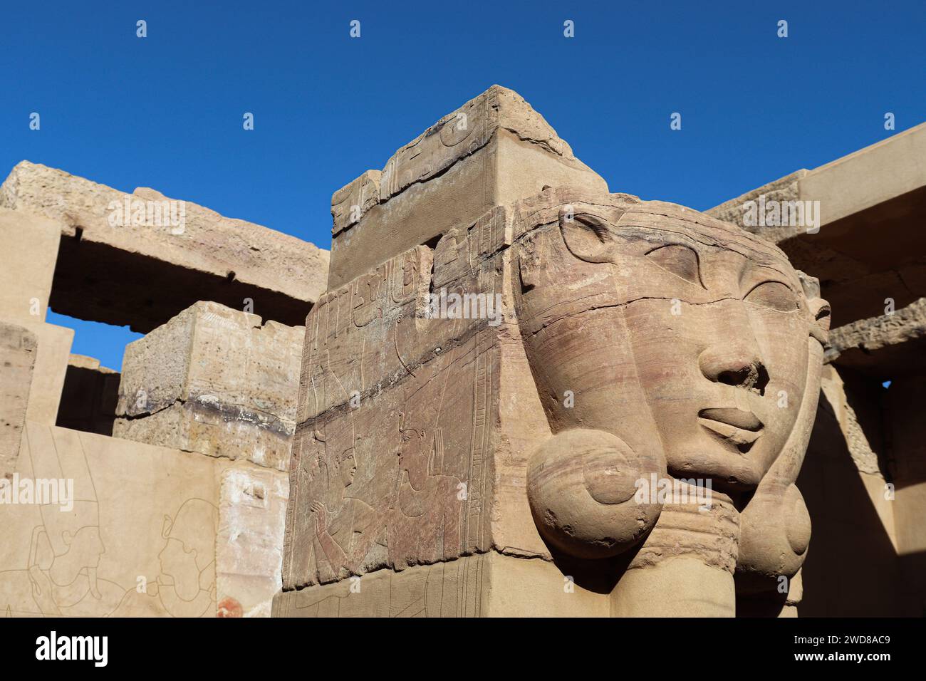 Hiéroglyphes égyptiens antiques et sculptures au temple Satet à Assouan, Egypte Banque D'Images