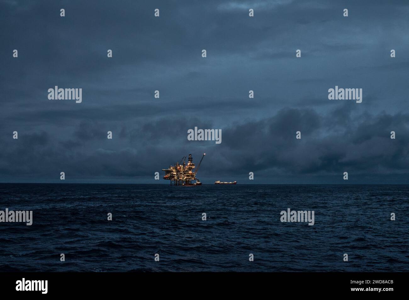 Vue panoramique de la plate-forme pétrolière et gazière, cric up plate-forme dans la mer au crépuscule avec ciel sombre et surface d'eau claire dans la mer du Nord. Banque D'Images