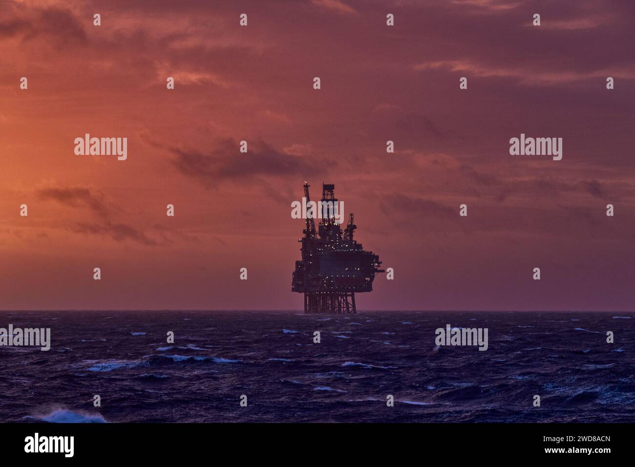Vue panoramique de l'installation pétrolière et gazière offshore dans la mer pendant un beau coucher de soleil coloré en été. Banque D'Images