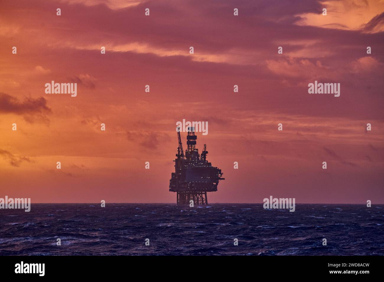 Vue panoramique de l'installation pétrolière et gazière offshore dans la mer pendant un beau coucher de soleil coloré en été. Banque D'Images