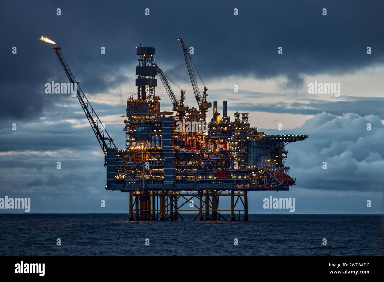 Plate-forme pétrolière et gazière offshore dans la mer, tôt le matin, avec un ciel bleu foncé spectaculaire et une mer bleu foncé. Banque D'Images