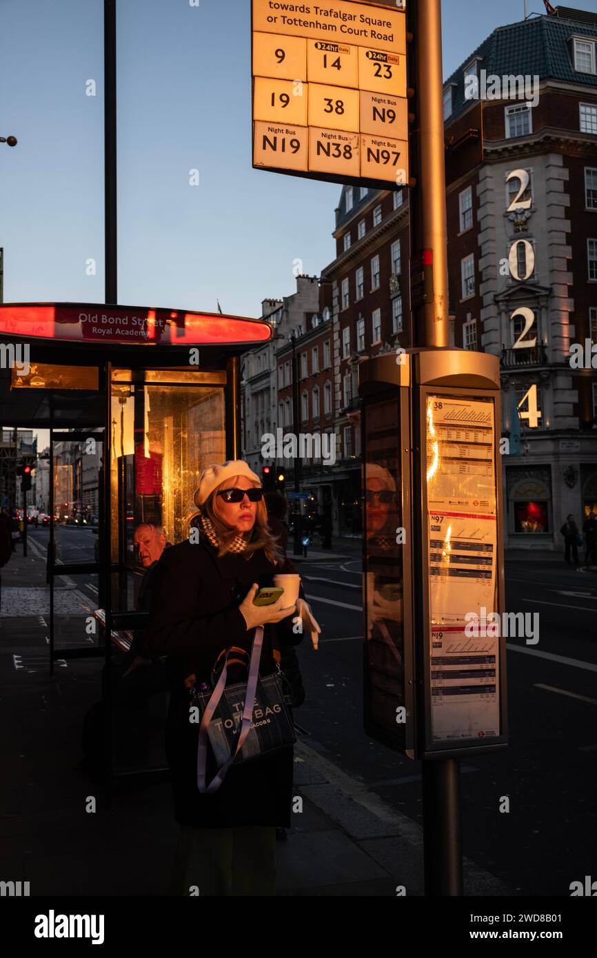 Les navetteurs font leur chemin le long de Piccadilly par une soirée d'hiver baignée de soleil alors que le soleil se couche à l'ouest vers Hyde Park, centre de Londres, Royaume-Uni Banque D'Images