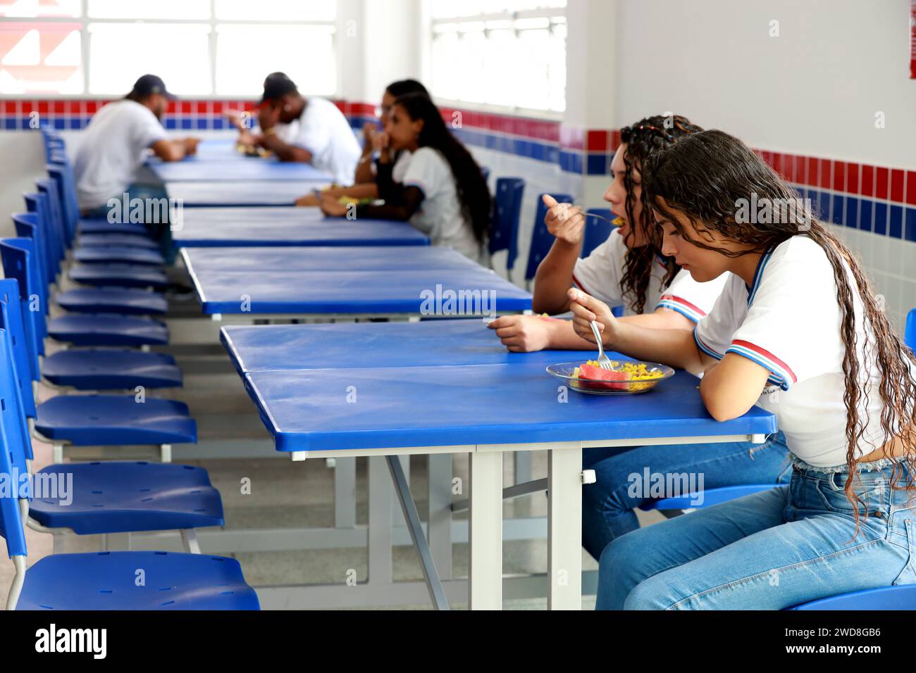 euclides da cunha, bahia, brésil - setembro 18, 2023 : élèves d'une école publique prenant un repas à l'unité d'enseignement. Banque D'Images