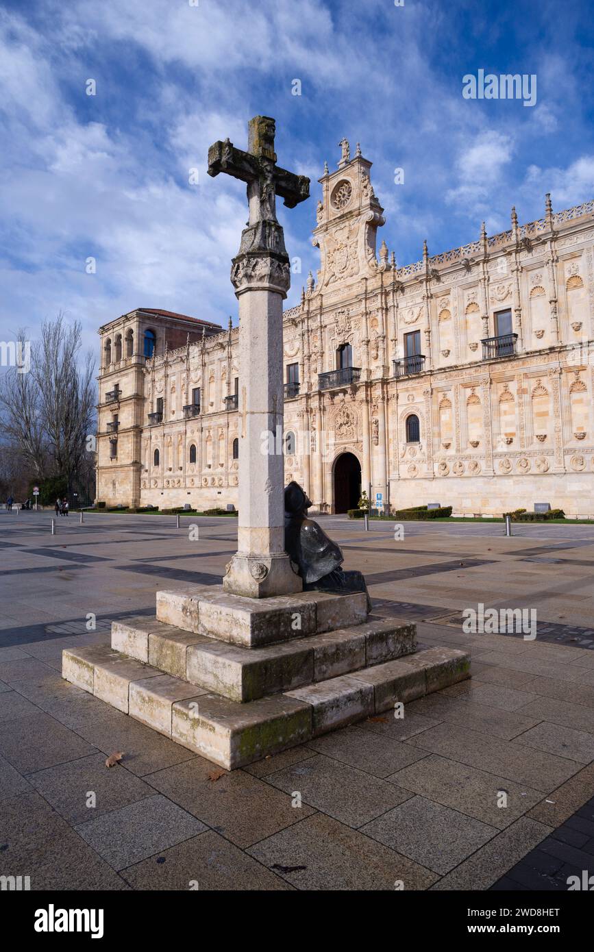 Crucero en frente del parador de San Marcos en León Banque D'Images