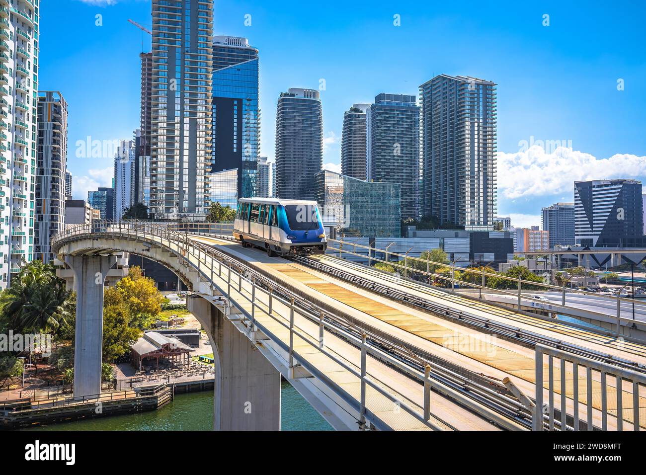 Vue sur le centre-ville de Miami et le train futuriste, État de Floride, États-Unis d'Amérique Banque D'Images