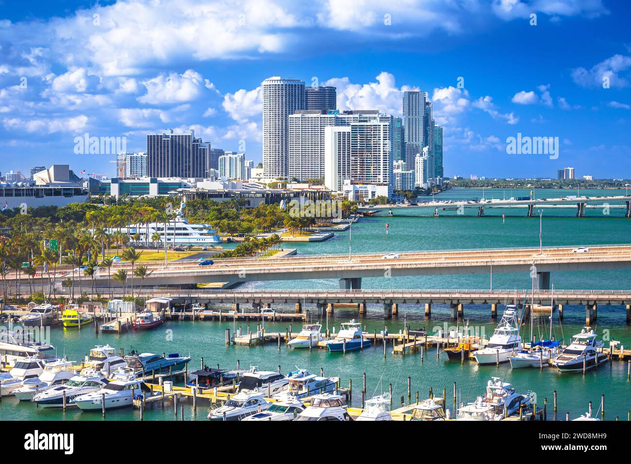 Vue panoramique sur le front de mer et la Skyline du nord de Miami, état de Floride, États-Unis d'Amérique Banque D'Images