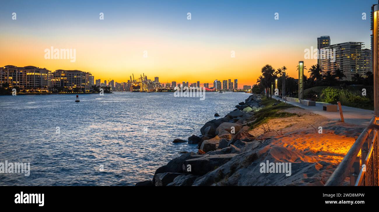 Miami Beach Walkway et Miami Skyline coucher de soleil vue panoramique, Floride, États-Unis d'Amérique Banque D'Images