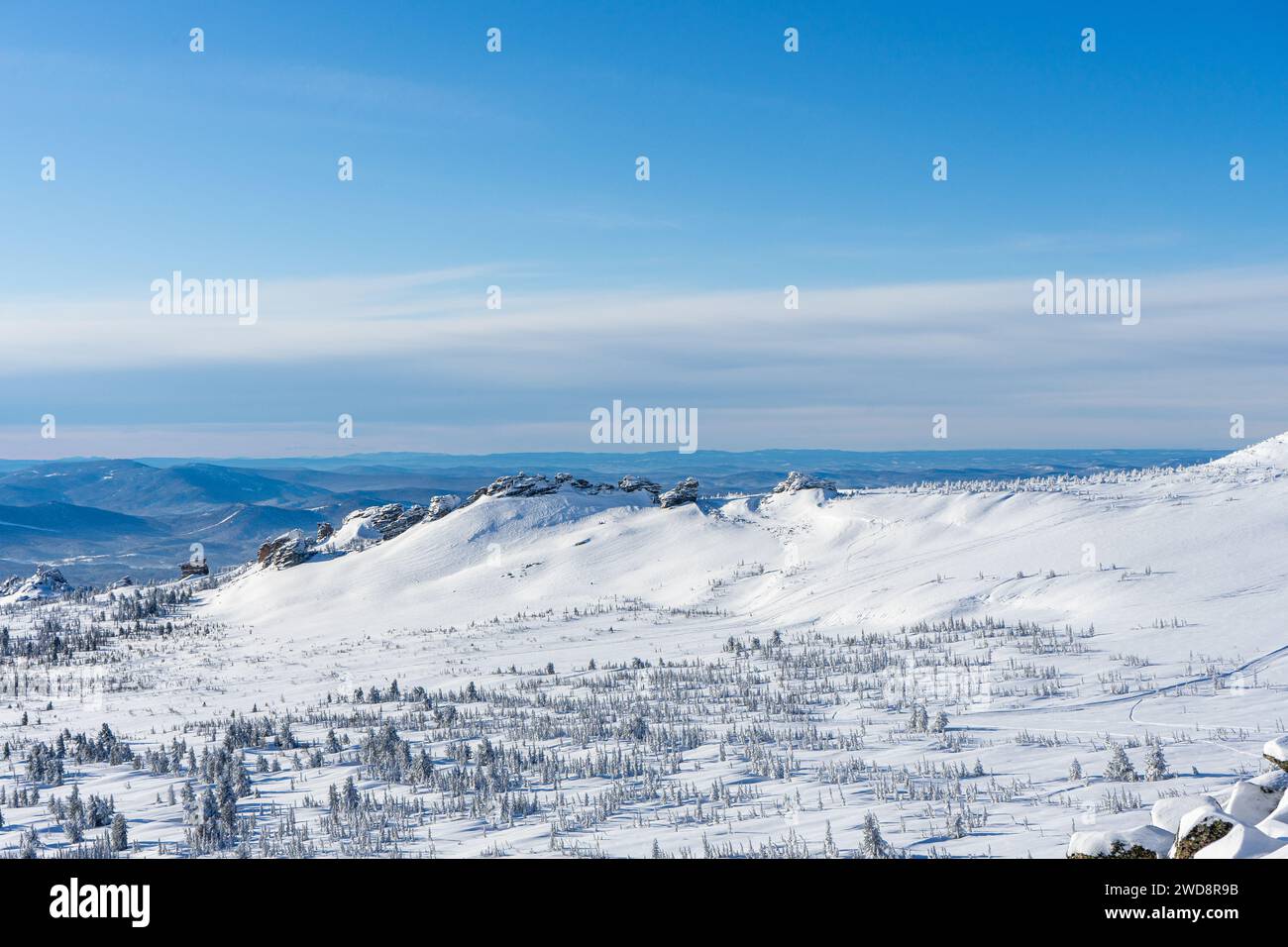 Paysage de station de ski de Sheregesh, Sibérie, région de Kemerovo, Russie. Journée d'hiver dans les montagnes, ciel bleu, journée ensoleillée. La Mecque du freeride sibérien pour les skieurs Banque D'Images