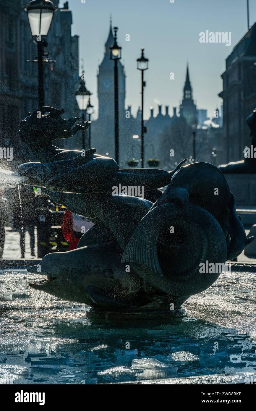 Londres, Royaume-Uni. 19 janvier 2024. Les touristes apprécient les fontaines gelées alors que le froid hivernal glacial les transforme en glace à Trafalgar Square. Crédit : Guy Bell/Alamy Live News Banque D'Images