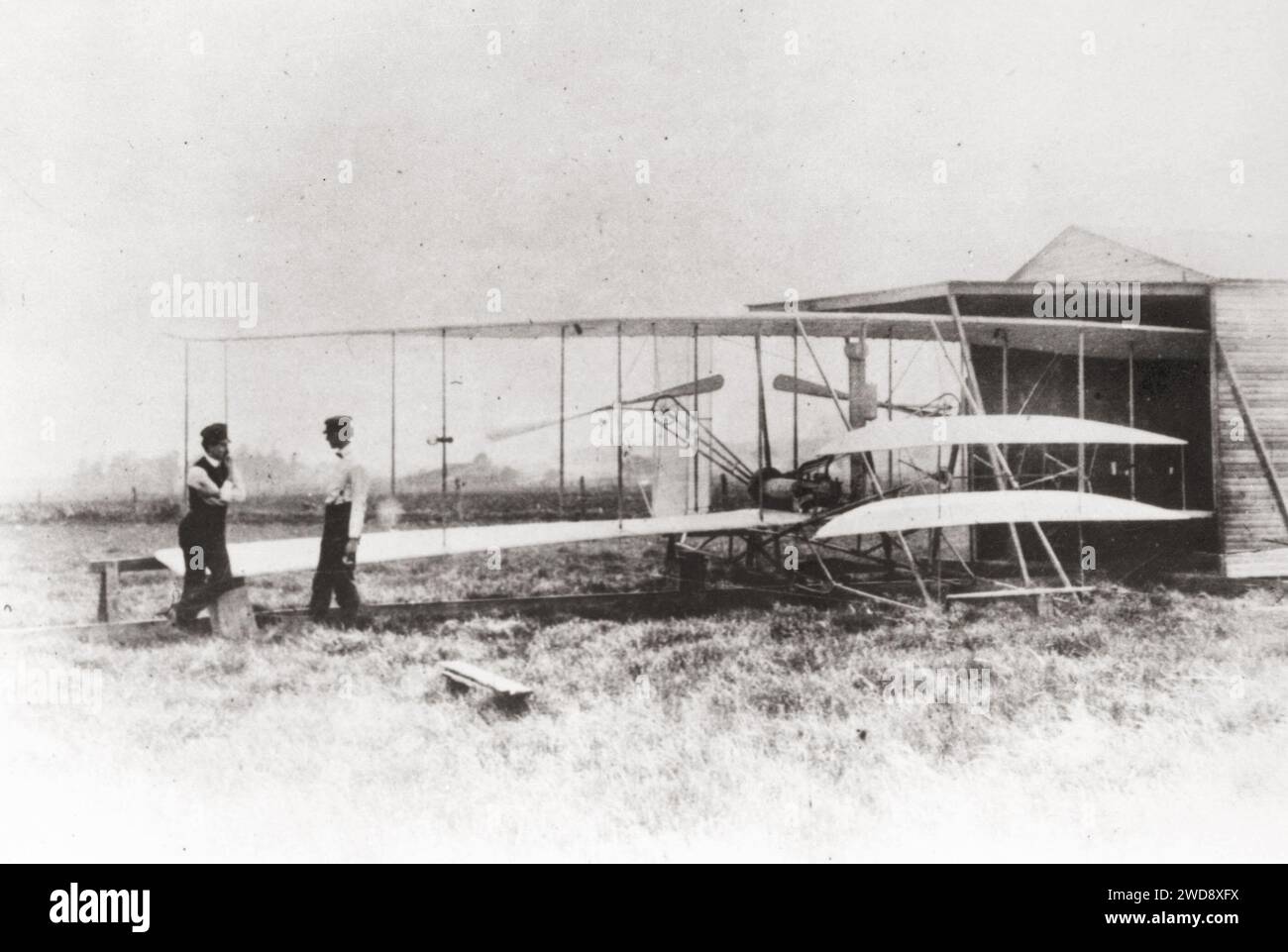 Wilbur et Orville Wright avec Flyer II à Huffman Prairie, 1904 Banque D'Images