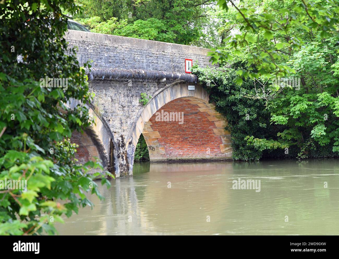 Pont en pierre à double arche traversant la Tamise, Angleterre Banque D'Images