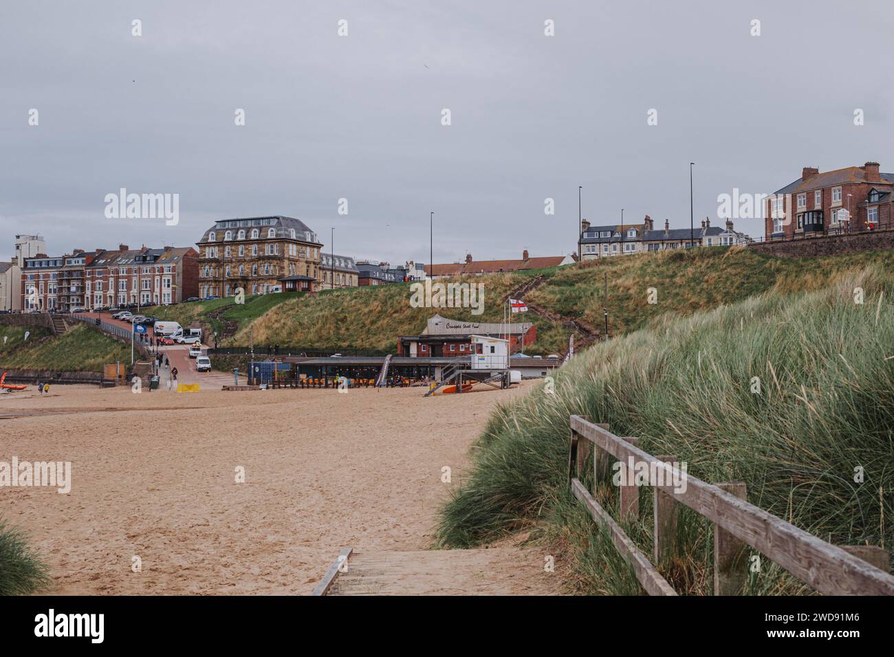 Tynemouth Royaume-Uni : 5 août 2023 : Tynemouth bord de mer Lowsands Beach zone de surf populaire Banque D'Images
