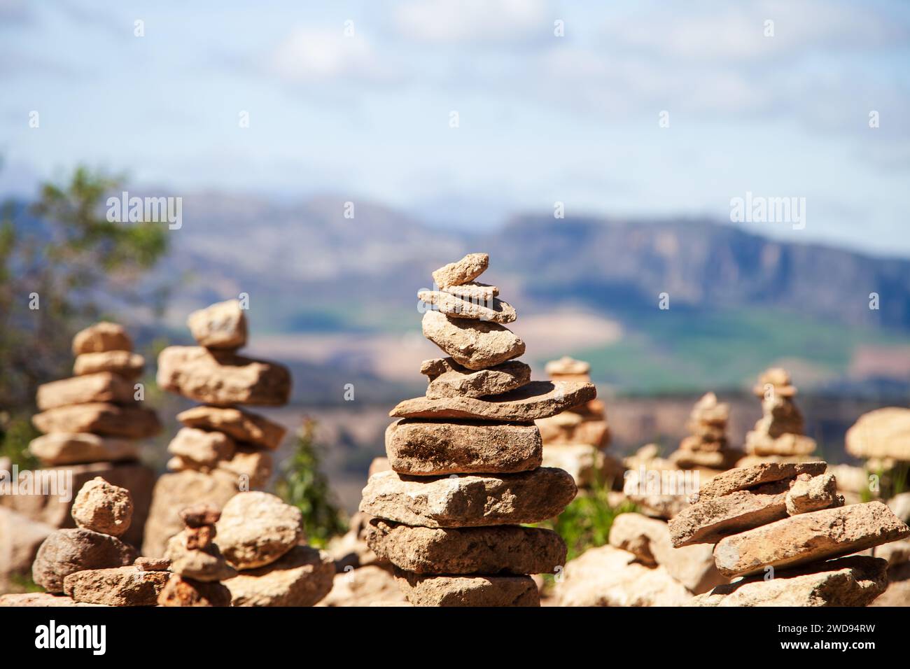Cairns, pierres et rochers équilibrés et empilés dans des formes Banque D'Images
