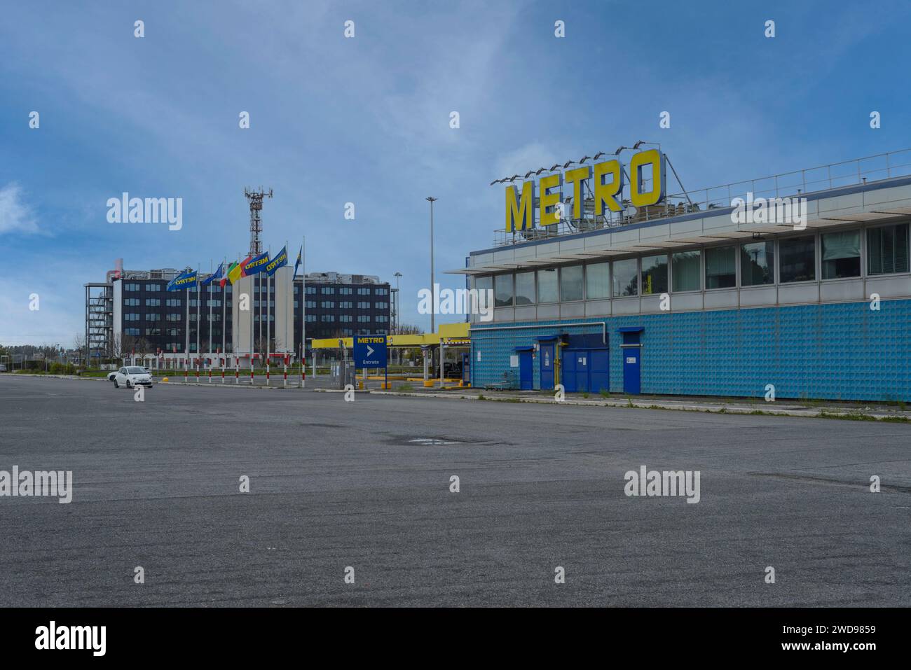 Metro, cash and carry supermarché, acteur international leader dans la vente en gros en libre-service, en arrière-plan siège de Vodafone, Rome, Italie Banque D'Images