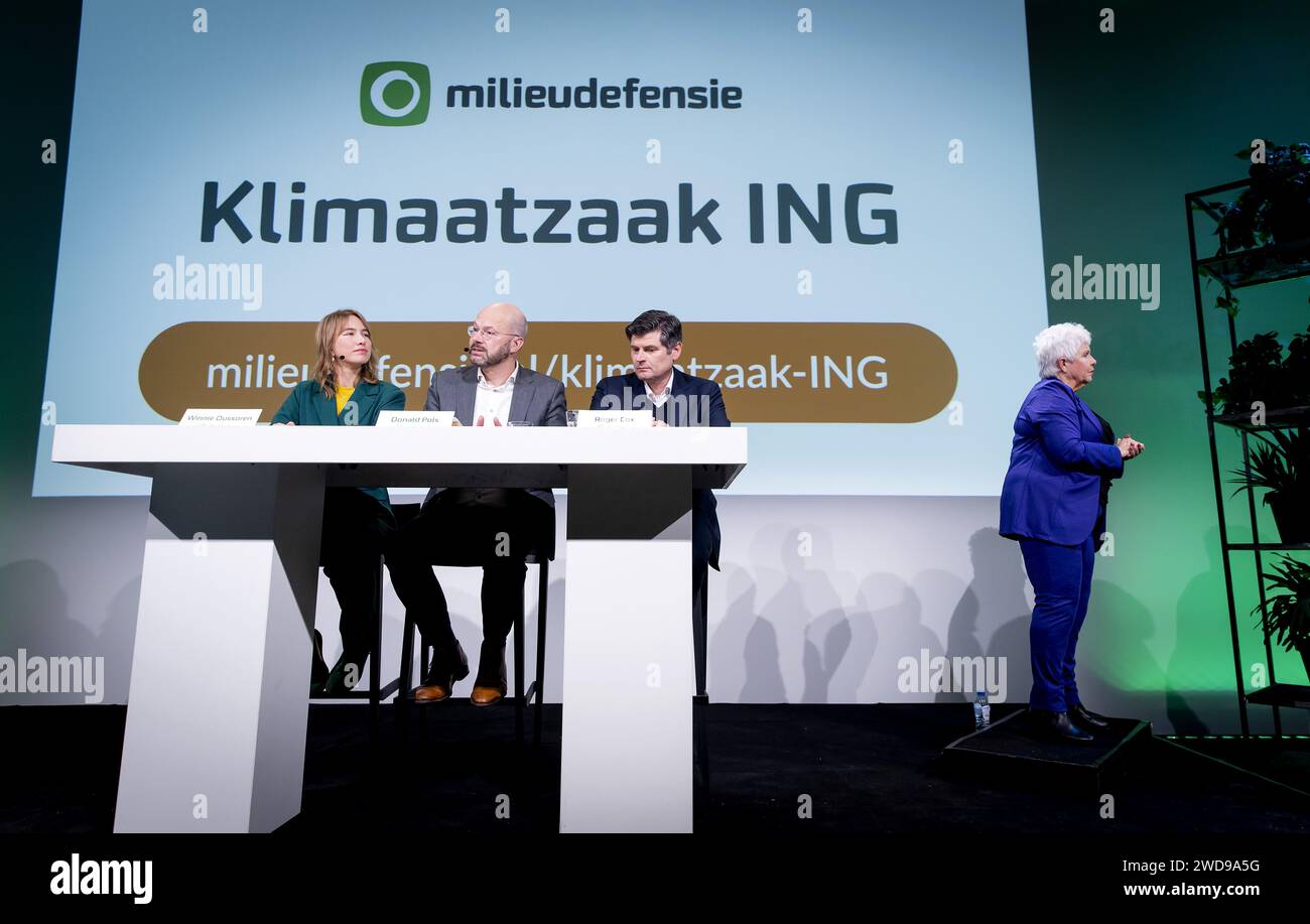 AMSTERDAM - Milieudefensie Jong Winnie Oussoren, directeur Milieudefensie Donald Pols et avocat Roger Cox lors d'une conférence de presse de Milieudefensie. L’organisation lance un nouveau dossier climatique contre l’institution financière ING. ANP KOEN VAN WEEL netherlands Out - belgique Out Credit : ANP/Alamy Live News Banque D'Images