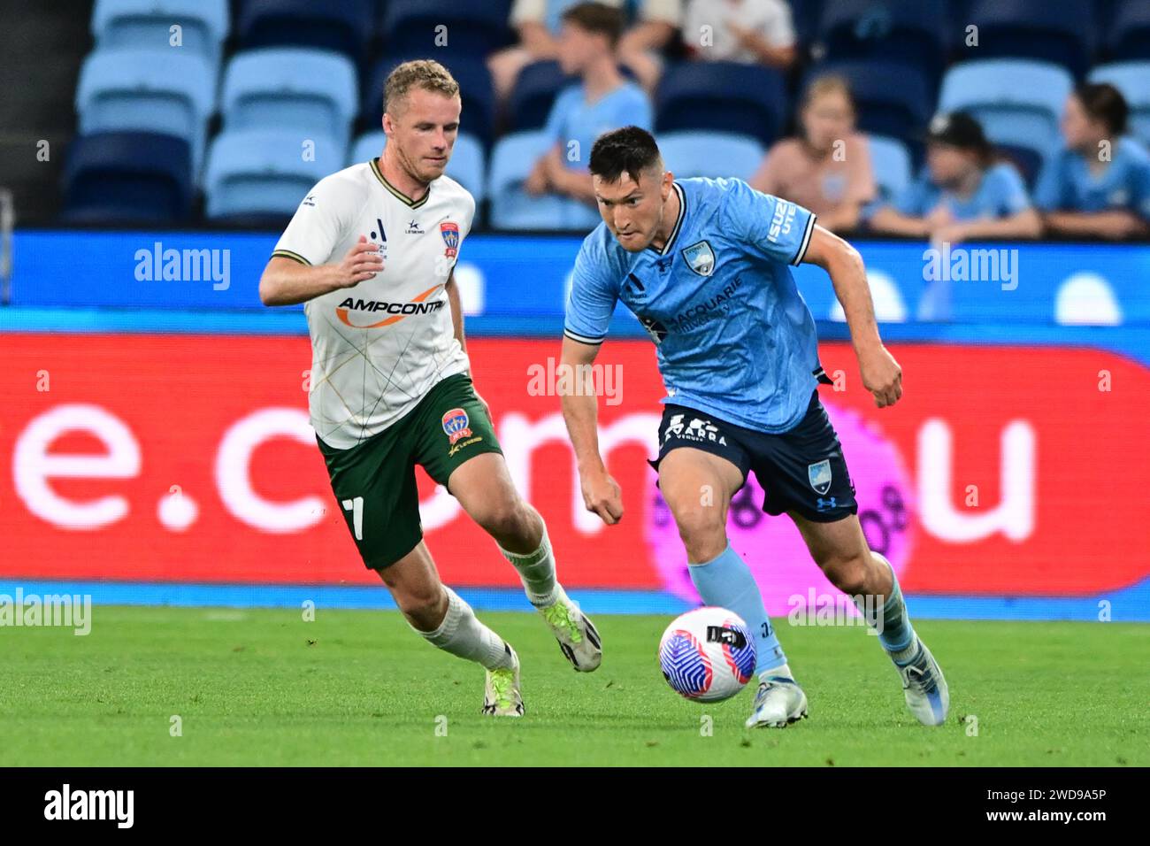 Sydney, Australie. 19 janvier 2024. Trent Anthony Buhagiar (à gauche) de l'équipe des Jets de Newcastle et Joseph Lolley (à droite) de l'équipe Sydney FC sont vus en action lors du 2023/24 match de la saison 13 entre le Sydney FC et les Jets de Newcastle qui s'est tenu à l'Allianz Stadium de Sydney, Nouvelle-Galles du Sud ( NSW). Score final ; Sydney FC 4:0 Newcastle Jets. Crédit : SOPA Images Limited/Alamy Live News Banque D'Images