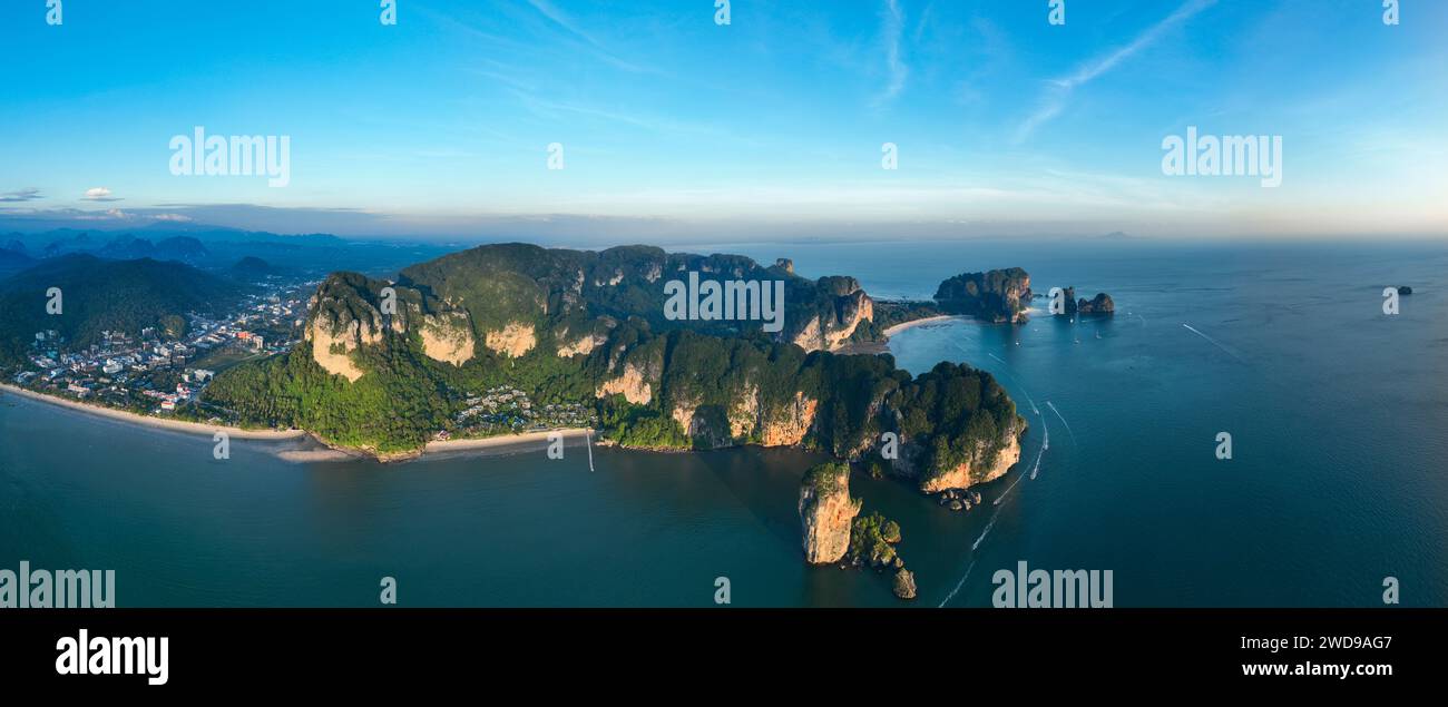 Vue d'en haut, prise de vue aérienne, vue panoramique sur la côte d'Ao Nang au coucher du soleil avec la Tour d'Ao Nang, la plage de Tonsai et la plage de Railay au loin. Banque D'Images