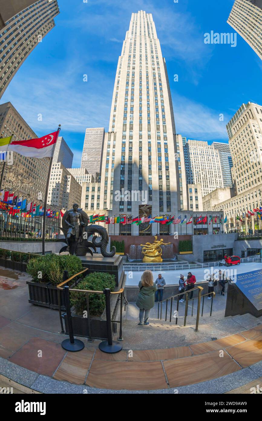 NEW YORK, USA - 7 MARS 2020 : patinoire et statue de Prometheus sur le Rockefeller Plaza. Rockefeller Center est un grand complexe composé de 19 commerc Banque D'Images