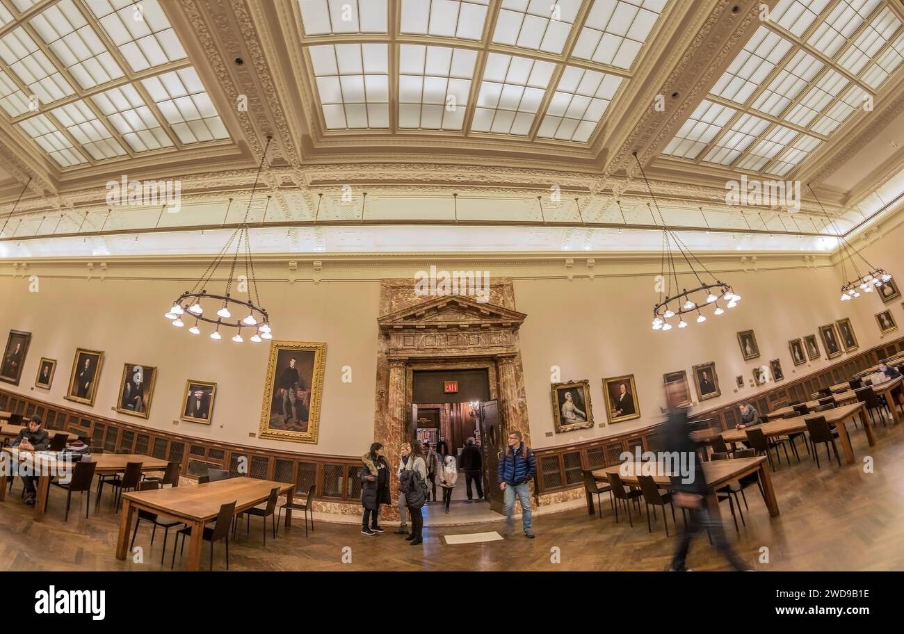 NEW YORK, États-Unis-MARS 7,2020:vue de l'intérieur de la bibliothèque publique.avec 53 millions d'articles et 92 emplacements est la deuxième plus grande bibliothèque publique aux États-Unis Banque D'Images