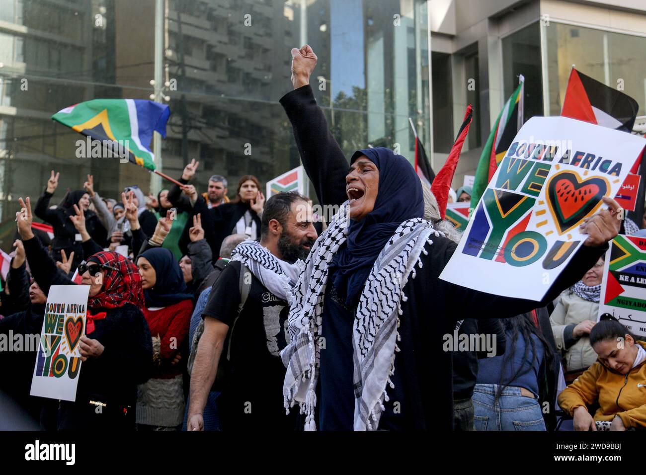 Beyrouth, Liban. 19 janvier 2024. Un réfugié palestinien crie des slogans tout en portant une pancarte remerciant l’Afrique du Sud, lors d’une manifestation pour remercier l’Afrique du Sud d’avoir déposé une plainte contre Israël devant la Cour internationale de Justice (CIJ) pour génocide à Gaza. Des dizaines de réfugiés libanais et palestiniens se sont rassemblés devant l'ambassade d'Afrique du Sud à Beyrouth pour exprimer leur gratitude pour sa position dans la guerre continue israélo-Hamas dans la bande de Gaza. Crédit : Marwan Naamani/dpa/Alamy Live News Banque D'Images