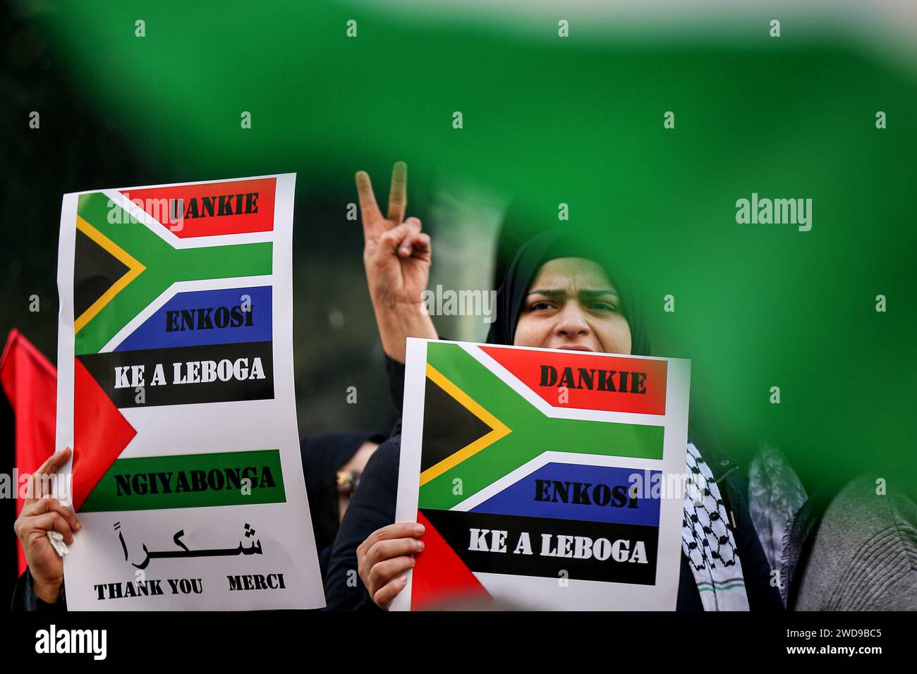 Beyrouth, Liban. 19 janvier 2024. Un manifestant porte une pancarte remerciant l'Afrique du Sud, lors d'une manifestation pour remercier l'Afrique du Sud d'avoir déposé une plainte contre Israël devant la Cour internationale de Justice (CIJ) pour génocide à Gaza. Des dizaines de réfugiés libanais et palestiniens se sont rassemblés devant l'ambassade d'Afrique du Sud à Beyrouth pour exprimer leur gratitude pour sa position dans la guerre continue israélo-Hamas dans la bande de Gaza. Crédit : Marwan Naamani/dpa/Alamy Live News Banque D'Images