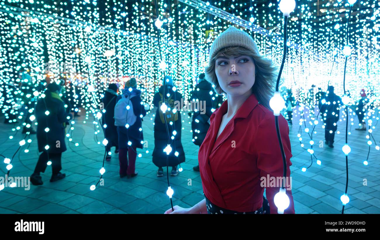 Londres, Royaume-Uni, le 17 janvier 2024, Winter Lights at Canary Wharf a ouvert ses portes pour sa 8e édition. Des installations lumineuses sont autour de la zone pour les gens à explorer. C'est gratuit ; il a ouvert du 17 au 27 janvier 2024. Julia un modèle de Norvège appréciait les lumières par une nuit très froide, cette installation artistique s'appelle Submergence par Squidsoup., Andrew Lalchan Photography/Alamy Live News Banque D'Images