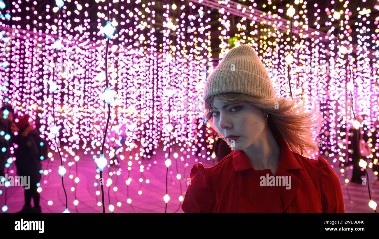 Londres, Royaume-Uni, le 17 janvier 2024, Winter Lights at Canary Wharf a ouvert ses portes pour sa 8e édition. Des installations lumineuses sont autour de la zone pour les gens à explorer. C'est gratuit ; il a ouvert du 17 au 27 janvier 2024. Julia un modèle de Norvège appréciait les lumières par une nuit très froide, cette installation artistique s'appelle Submergence par Squidsoup., Andrew Lalchan Photography/Alamy Live News Banque D'Images