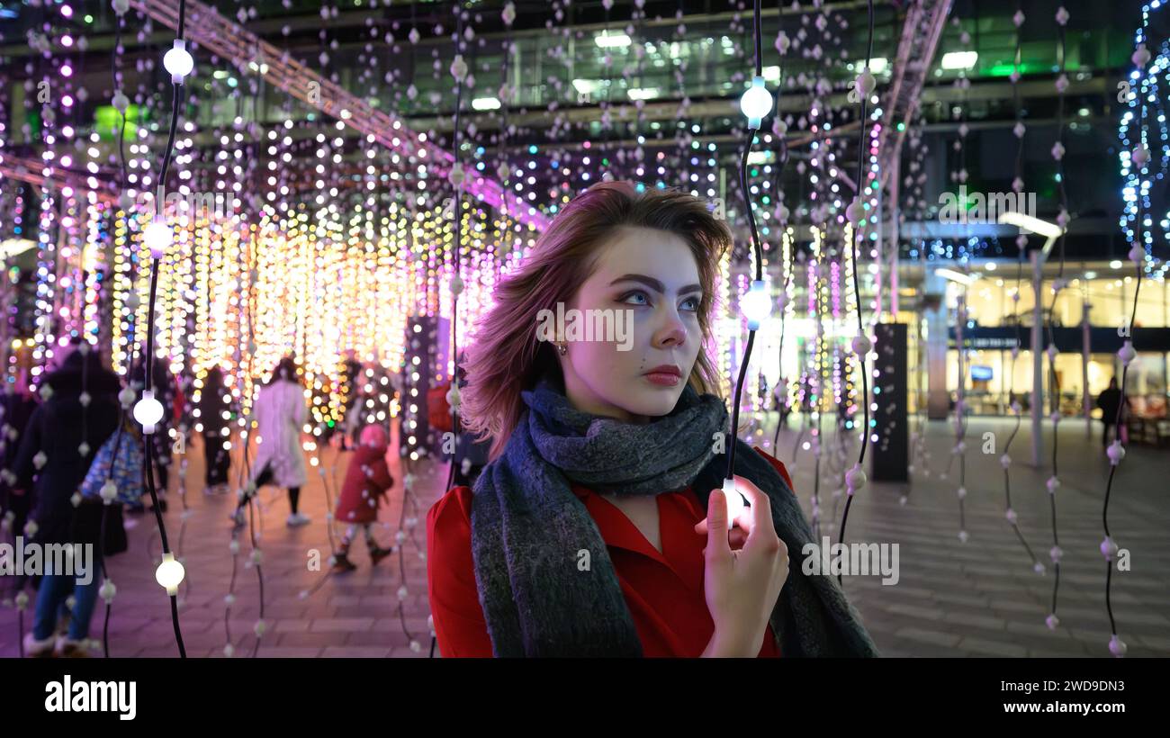 Londres, Royaume-Uni, le 17 janvier 2024, Winter Lights at Canary Wharf a ouvert ses portes pour sa 8e édition. Des installations lumineuses sont autour de la zone pour les gens à explorer. C'est gratuit ; il a ouvert du 17 au 27 janvier 2024. Julia un modèle de Norvège appréciait les lumières par une nuit très froide, cette installation artistique s'appelle Submergence par Squidsoup., Andrew Lalchan Photography/Alamy Live News Banque D'Images