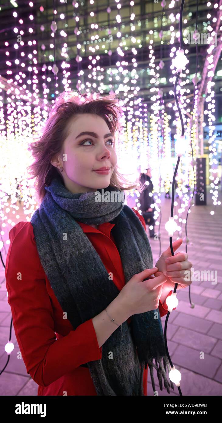 Londres, Royaume-Uni, le 17 janvier 2024, Winter Lights at Canary Wharf a ouvert ses portes pour sa 8e édition. Des installations lumineuses sont autour de la zone pour les gens à explorer. C'est gratuit ; il a ouvert du 17 au 27 janvier 2024. Julia un modèle de Norvège appréciait les lumières par une nuit très froide, cette installation artistique s'appelle Submergence par Squidsoup., Andrew Lalchan Photography/Alamy Live News Banque D'Images