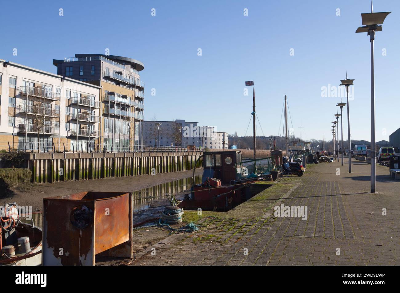 King Edward Quay près de la rivière Colne à Colchester, Essex. Il y a des péniches le long ici et des logements étudiants de l'autre côté de la rivière. Banque D'Images