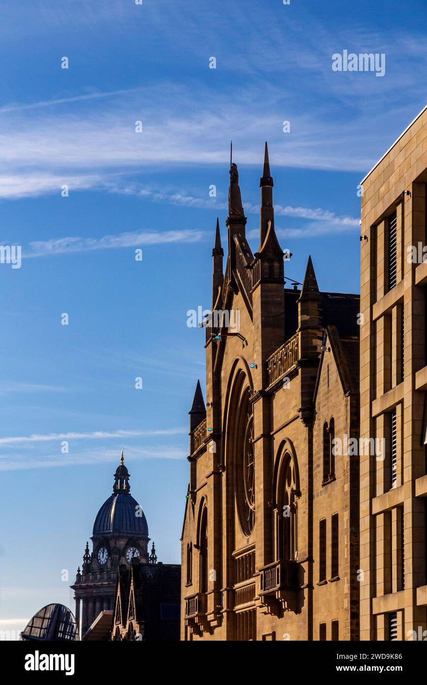Bâtiments en fin d'après-midi soleil avec ciel bleu derrière dans le centre-ville de Leeds West Yorkshire Angleterre Royaume-Uni Banque D'Images