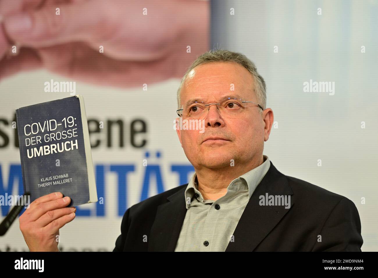 Vienne, Autriche. 19 janvier 2024. Présentation du livre « la normalité volée - Arrêtez la dictature DE L'OMS et sauvez le système de santé » au centre de presse FPÖ (Parti de la liberté d'Autriche) à Vienne avec Gerald Hauser, membre du Conseil national. Photo montre le livre « Covid-19 : le Grand bouleversement » de Klaus Schwab et Thierry Malleret Banque D'Images