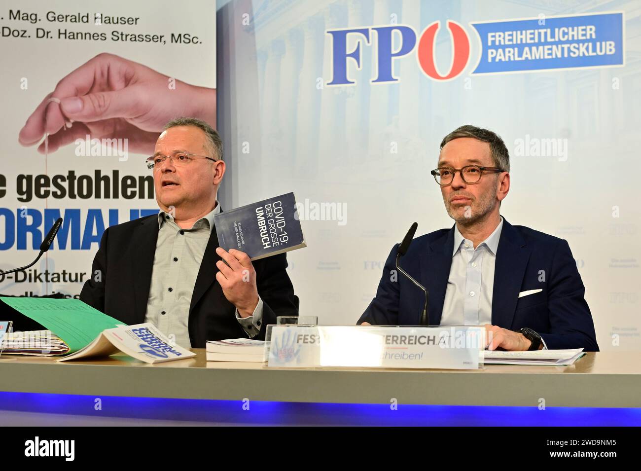 Vienne, Autriche. 19 janvier 2024. Présentation du livre 'la normalité volée - Arrêtez la dictature DE L'OMS et sauvez le système de santé' au centre des médias FPÖ (Parti de la liberté d'Autriche) à Vienne avec (G) Gerald Hauser, membre du Conseil national, et (D) Herbert Kickl, président du parti fédéral. Photo montre le livre « Covid-19 : le Grand bouleversement » de Klaus Schwab et Thierry Malleret Banque D'Images