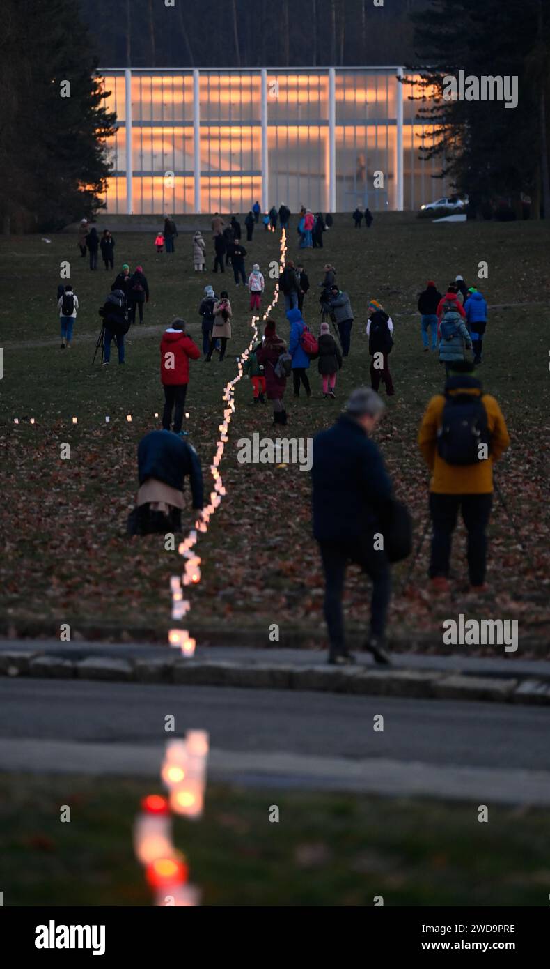 Zlin, République tchèque. 19 janvier 2024. Les gens placent des bougies dans une chaîne sur l'avenue Gahur à Zlin, en République tchèque, le 19 janvier 2024. Ils honorent l'héritage de l'étudiant Jan Palach, qui s'est brûlé à mort en janvier 1969 pour protester contre l'occupation de la Tchécoslovaquie par les armées des pays du Pacte de Varsovie en août 1968. Crédit : Dalibor Gluck/CTK photo/Alamy Live News Banque D'Images