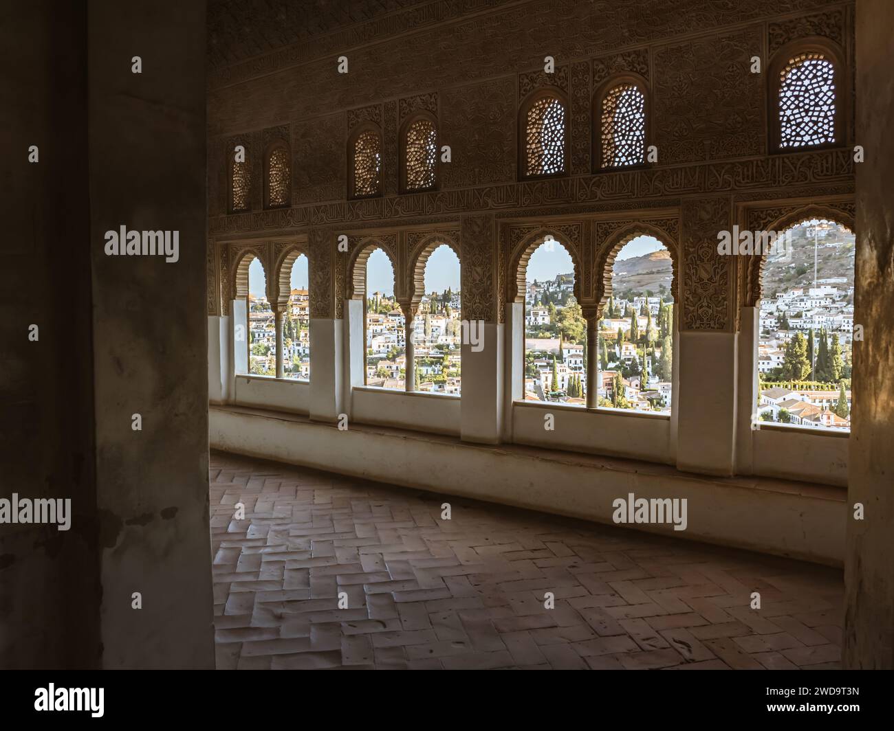 Vue sur le quartier Albaicin à travers les fenêtres dans le palais de l'Alhambra de Grenade, Andalousie, pierre sculptée arabe arabesque design islamique calligrap Banque D'Images