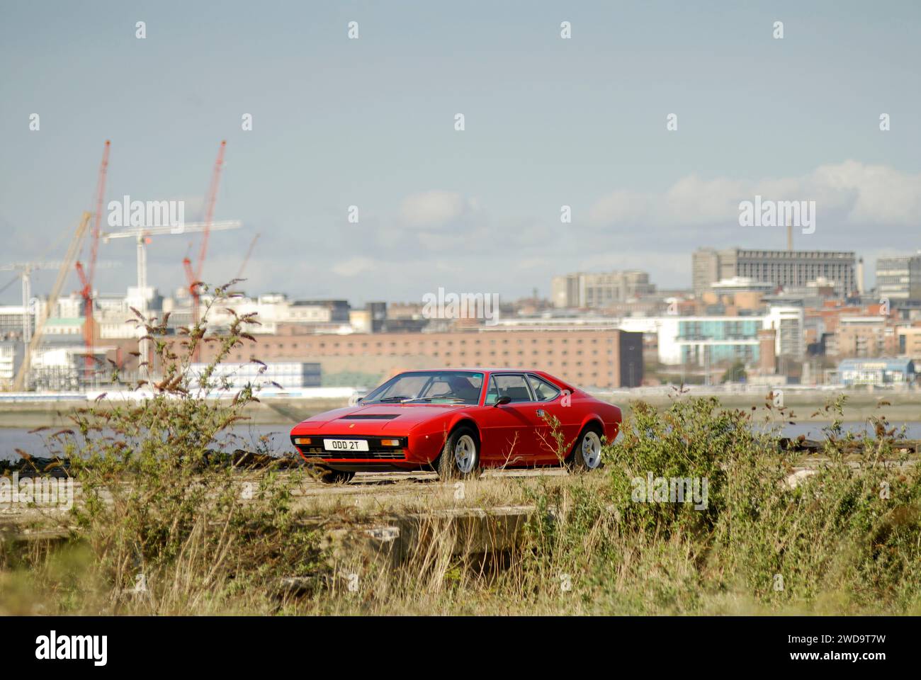 Ferrari Dino 308 GT4 rouge classique avec un paysage urbain en arrière-plan Banque D'Images