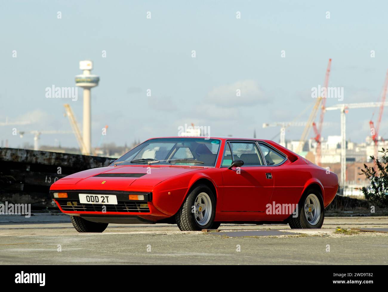Ferrari 308 GT4 rouge classique avec paysage urbain en arrière-plan Banque D'Images