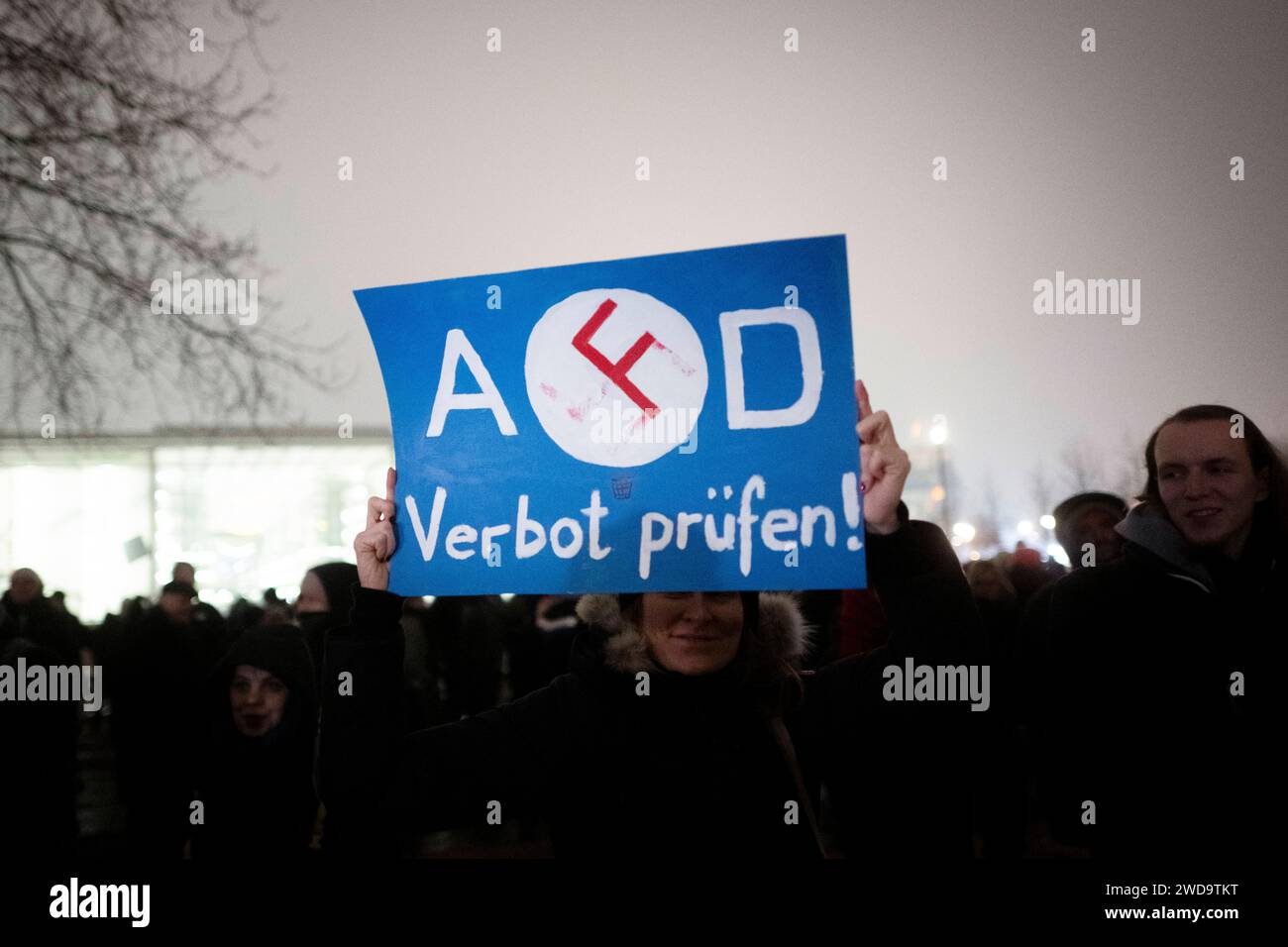 Protest Verbot AfD DEU, Deutschland, Allemagne, Berlin, 12.01.2024 Demonstrant mit Plakat AfD Verbot pruefen mit Hakenkreuz zum AfD-Verbot sofort BEI der Kundgebung und Demonstation fuer ein Verbot der Partei AfD alternative fuer Deutschland vor dem Bundeskanzleramt in Berlin Deutschland . Nach den Recherchen von Correctiv ueber ein konspiratives Treffen von AfD-Politikern mit Rechtsextremen im Landhaus Adlon BEI Potsdam zum sog. Geheimplan gegen Deutschland und die sog. Vertreibung Remigration von Menschen aus Deutschland wird zunehmend ein AfD-Verbot diskutiert. FR : démonstrateur avec affiche AF Banque D'Images