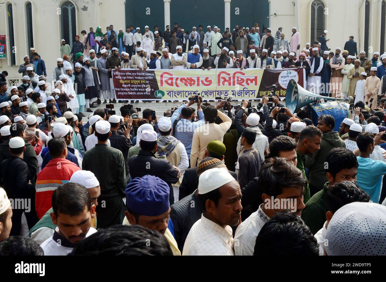 Dhaka, Bangladesh. 19 janvier 2024. Bangladesh Khilafat Majlis rassemblement et procession devant la porte nord de la mosquée Baitul Mukarram pour protester contre les élections et la hausse des prix des matières premières sous le gouvernement neutre, le 19 janvier 2024 Dhaka, Bangladesh (photo de S A Masum/Eyepix Group/Sipa USA) crédit : SIPA USA/Alamy Live News Banque D'Images