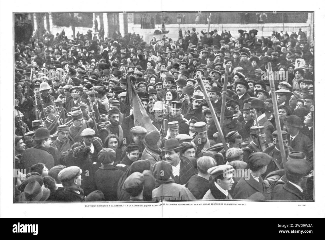 1910-01-27, Actualidades, El Público rodeando a la bandera y a la cantinera (x) del batallón de cazadores de Barbastro al paso de las tropas por la calle de Alcalá, Goñi. Banque D'Images