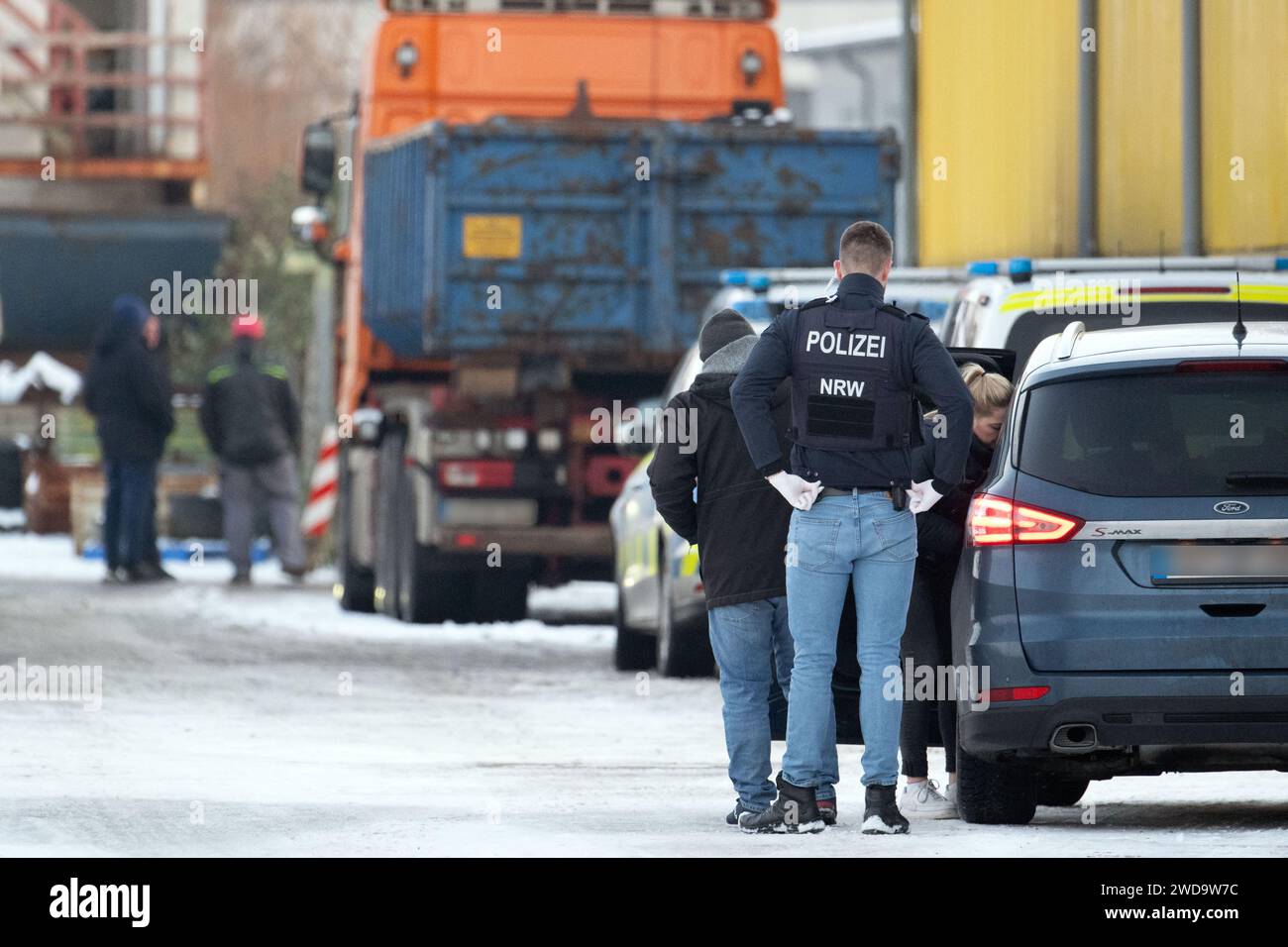 Hagen, Allemagne. 19 janvier 2024. Les policiers enquêtent sur la scène du crime. Un homme a été tué par des coups de feu dans un centre de recyclage. Deux autres hommes ont été grièvement blessés, a déclaré un porte-parole de la police. L'auteur présumé a été arrêté peu de temps après l'acte sanglant dans le district de Lennetal. Crédit : Bernd Thissen/dpa - ATTENTION : plaques minéralogiques pixelisées pour des raisons juridiques/dpa/Alamy Live News Banque D'Images