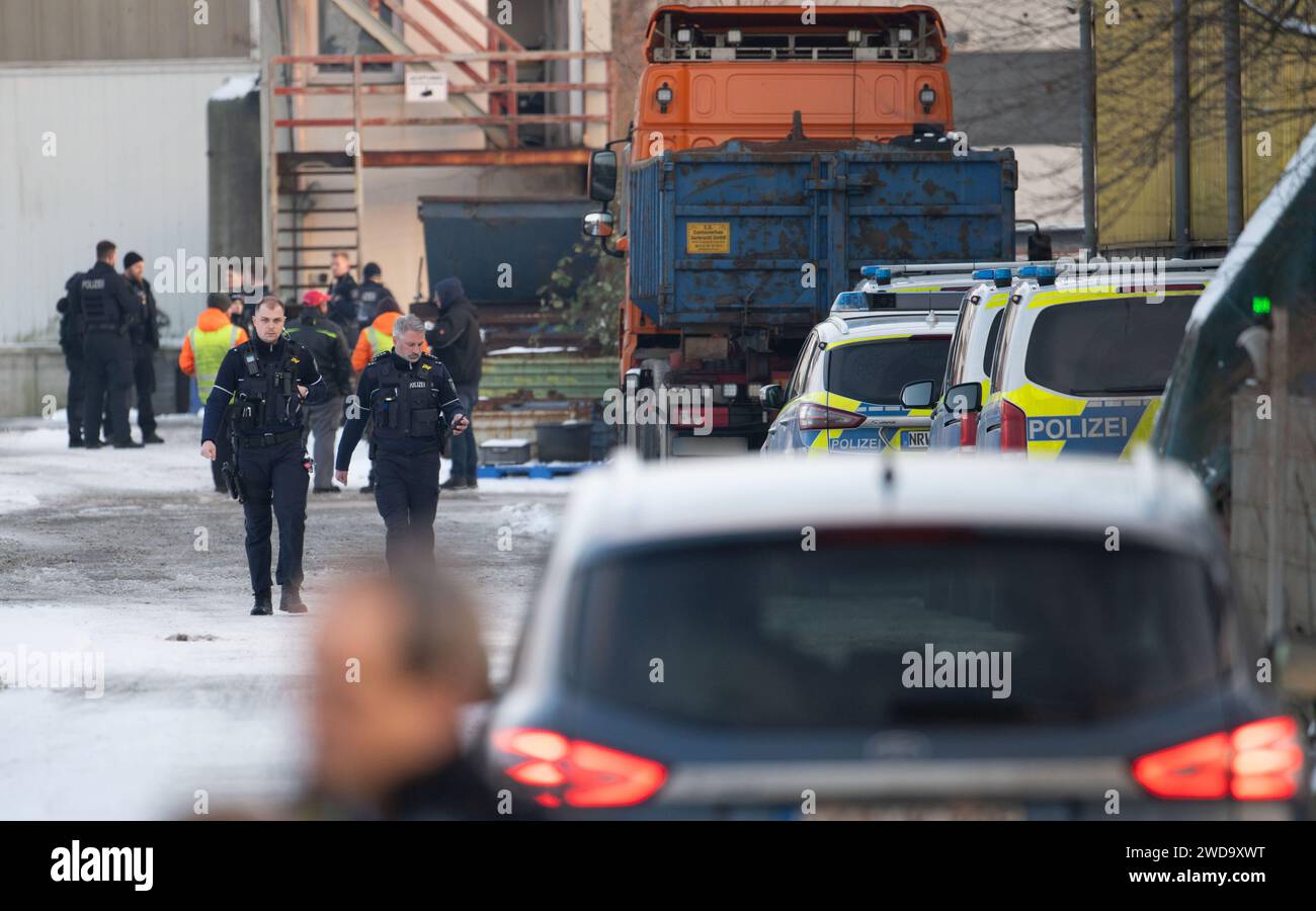 Hagen, Allemagne. 19 janvier 2024. Les policiers enquêtent sur la scène du crime. Un homme a été tué par des coups de feu dans un centre de recyclage. Deux autres hommes ont été grièvement blessés, a déclaré un porte-parole de la police. L'auteur présumé a été arrêté peu de temps après l'acte sanglant dans le district de Lennetal. Crédit : Bernd Thissen/dpa - ATTENTION : plaques minéralogiques pixelisées pour des raisons juridiques/dpa/Alamy Live News Banque D'Images