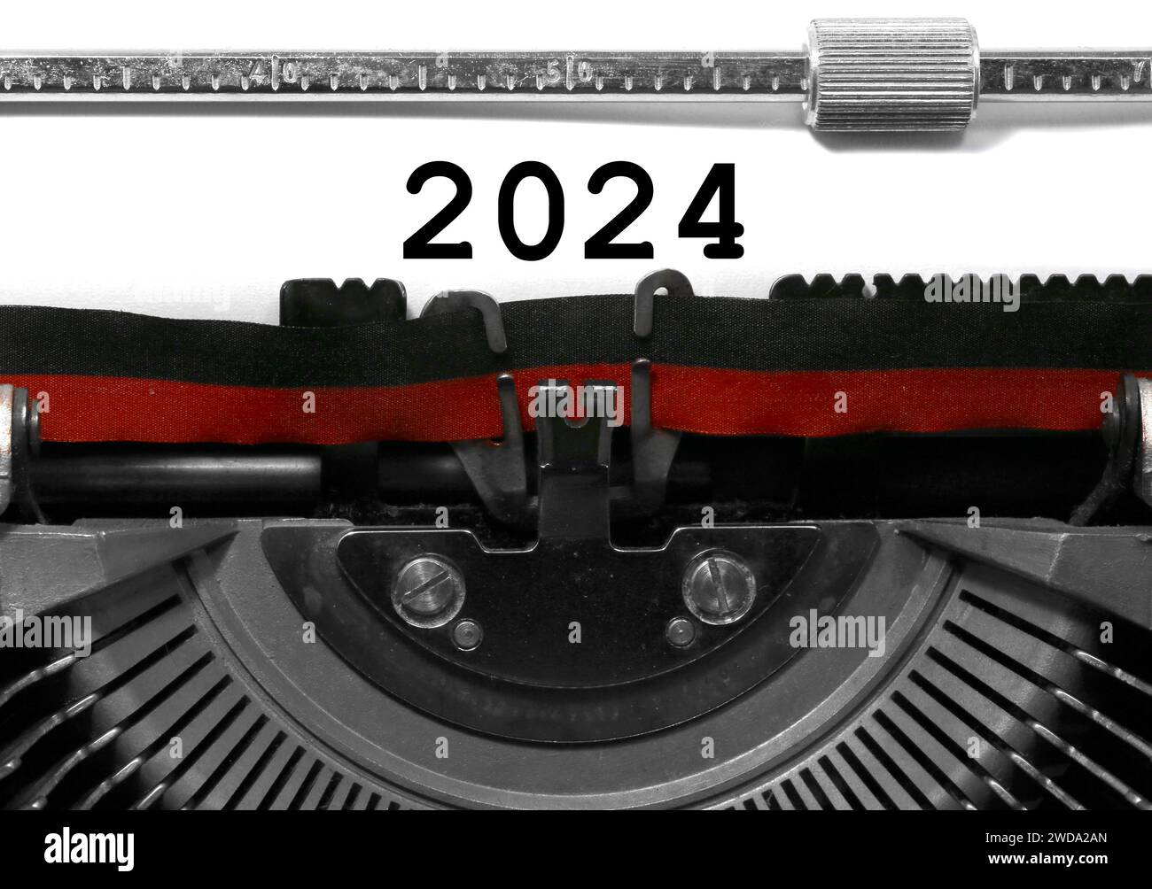 Texte 2024 écrit avec une vieille machine à écrire vintage sur papier Banque D'Images