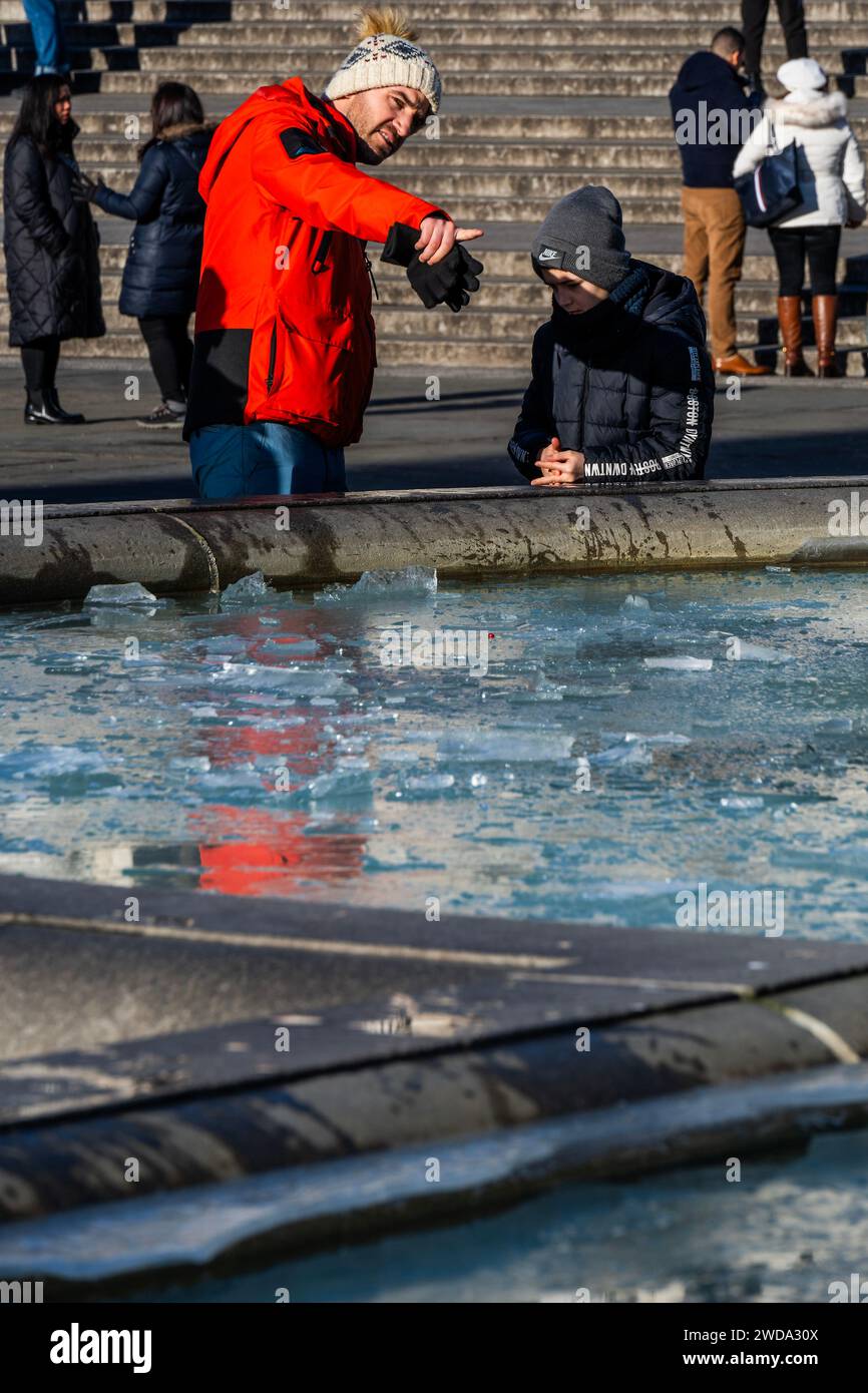 Londres, Royaume-Uni. 19 janvier 2024. Les touristes apprécient les fontaines gelées alors que le froid hivernal glacial les transforme en glace à Trafalgar Square. Crédit : Guy Bell/Alamy Live News Banque D'Images